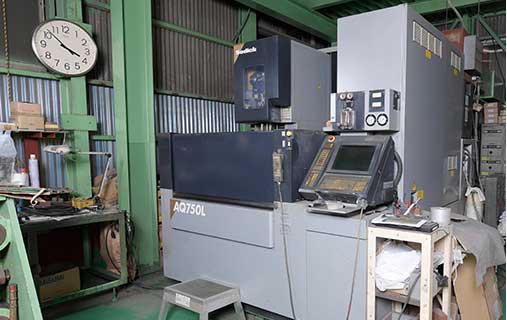 ワイヤー放電加工機